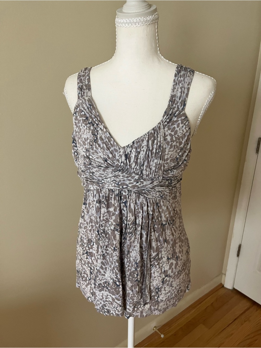New York & Company Gray Animal Print Tank Top